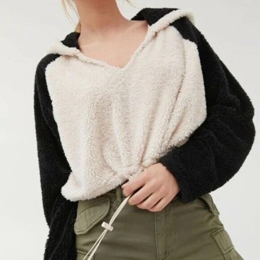 URBAN OUTFITTERS TEDDY CROPPED HOODIE